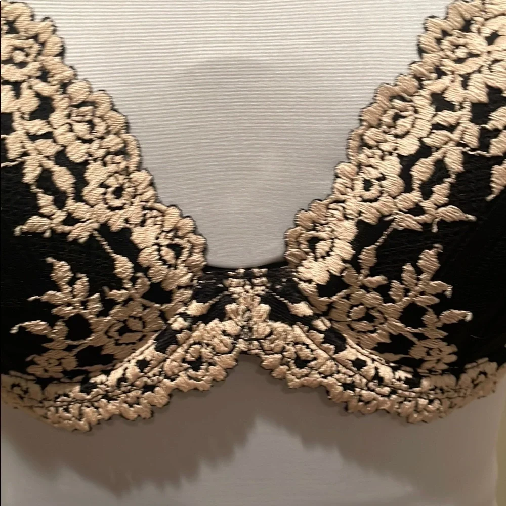 Wacoal Black and Cream Lace Full-Coverage Bra - Picture 7 of 7